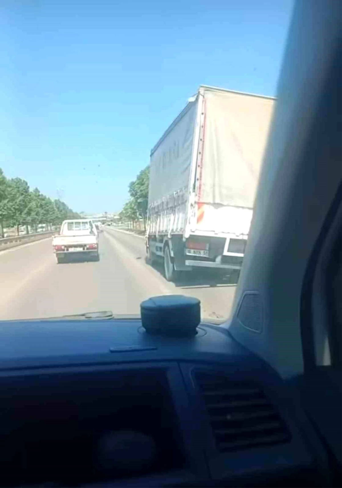 Bursa’da trafikte yan şekilde seyreden kamyon tehlike saçtı