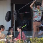 emily in paris dizisinin yardimci yonetmeni sette cekimler sirasinda hayatini kaybetti phUTBLx3