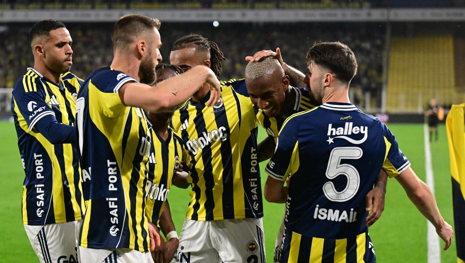 kadikoyde dikkat ceken an fenerbahceli yildiz topu eline alir almaz tepki geldi 3QQCGK89