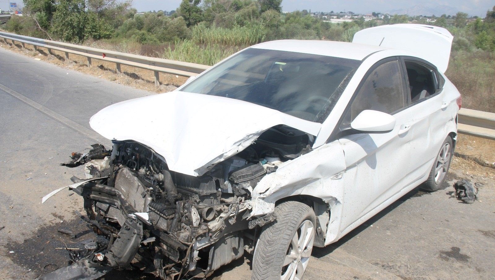 otomobil yol kenarinda bariyerlere carpti 2 yarali BJ2L9Xjz