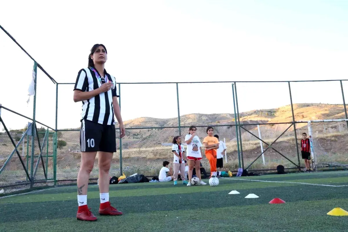 yagmur bor futbola tutkulu bir kadin YgUUBDDt