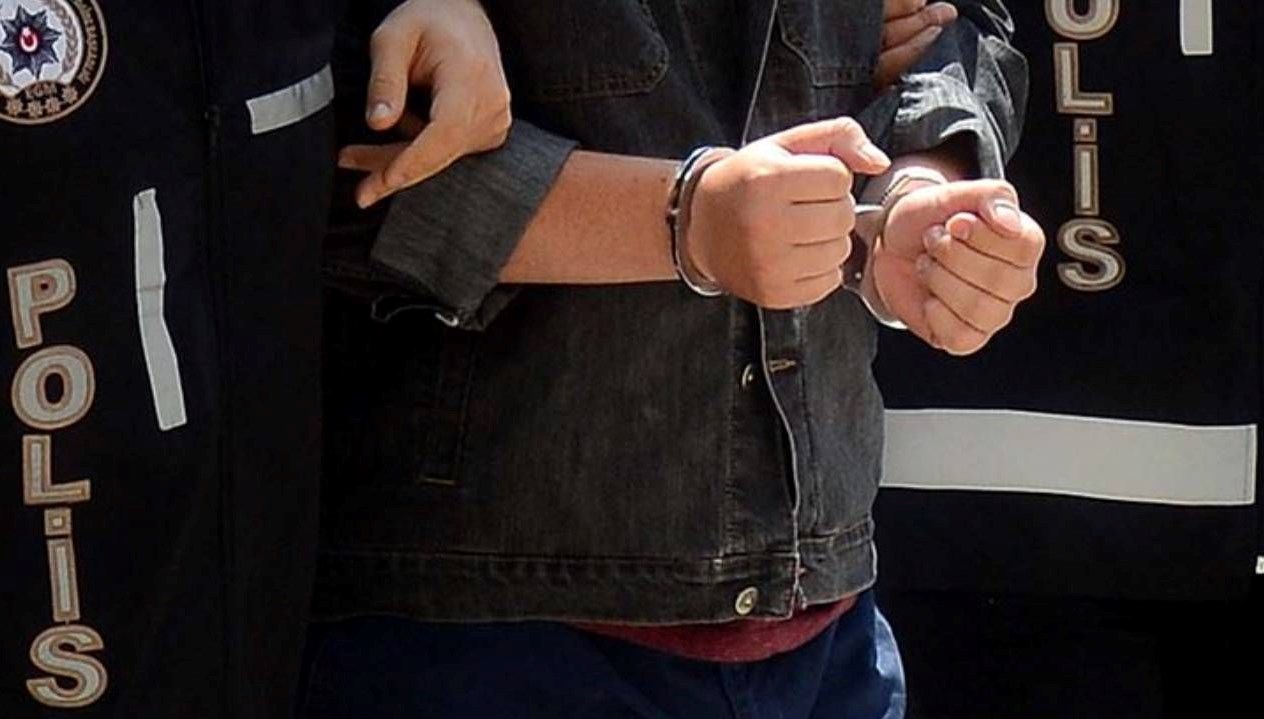 elindeki posetten silahlar cikti tutuklandi MaAYNQx5.jpg