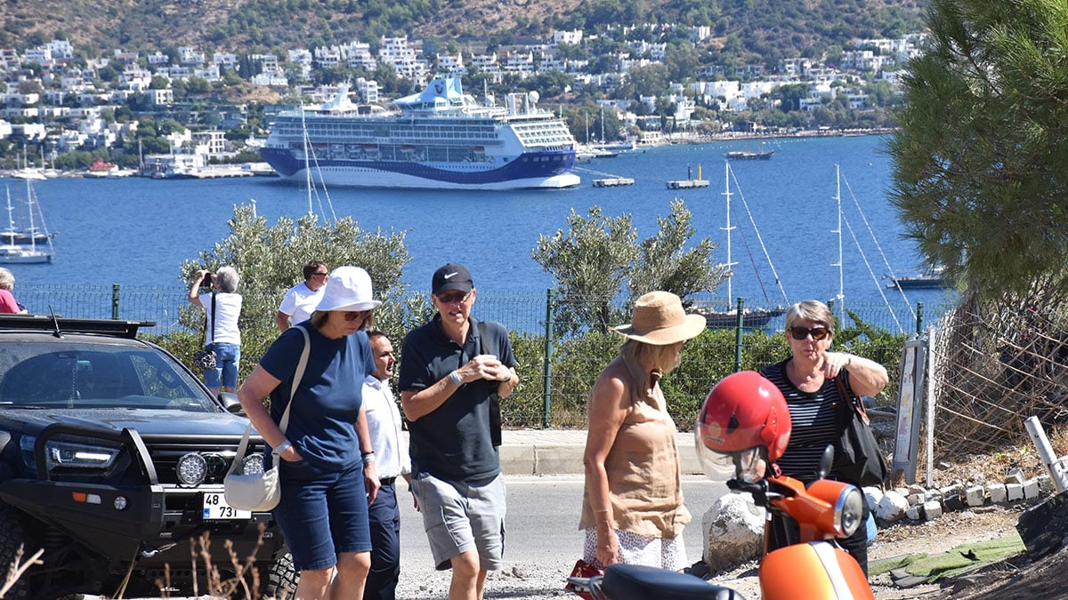 marella discovery 2 bodruma yuzlerce turist indirdi CsGPWCxb