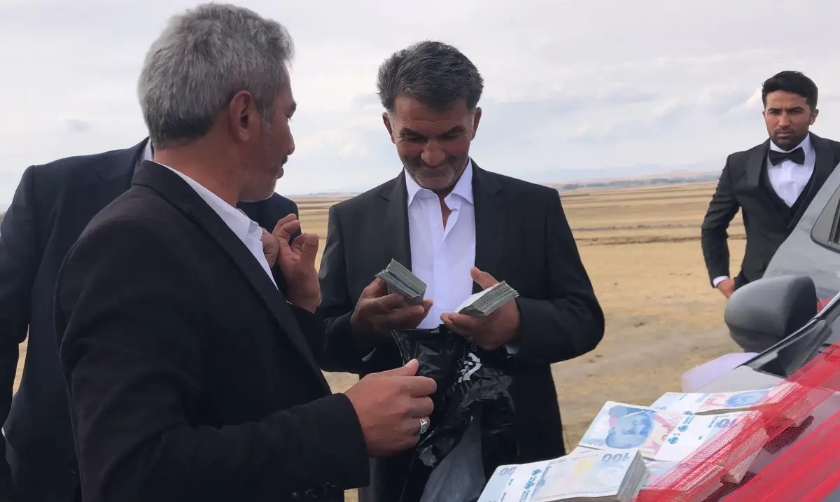 muhtar dugun konvoyunu kesti 60 bin lira bagis topladi alFSrkD6.jpg