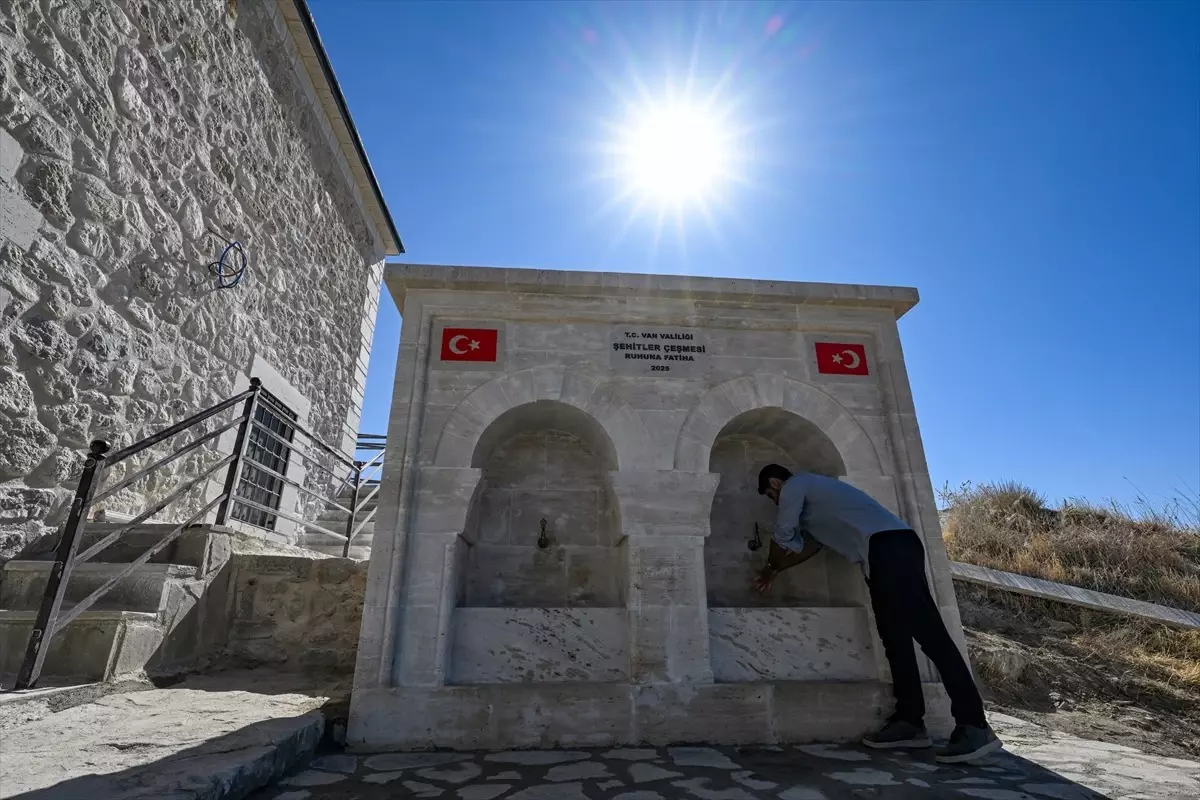 suleyman han cami van kalesinin zirvesinde ziyaretcilerini agirliyor qceEBZyB