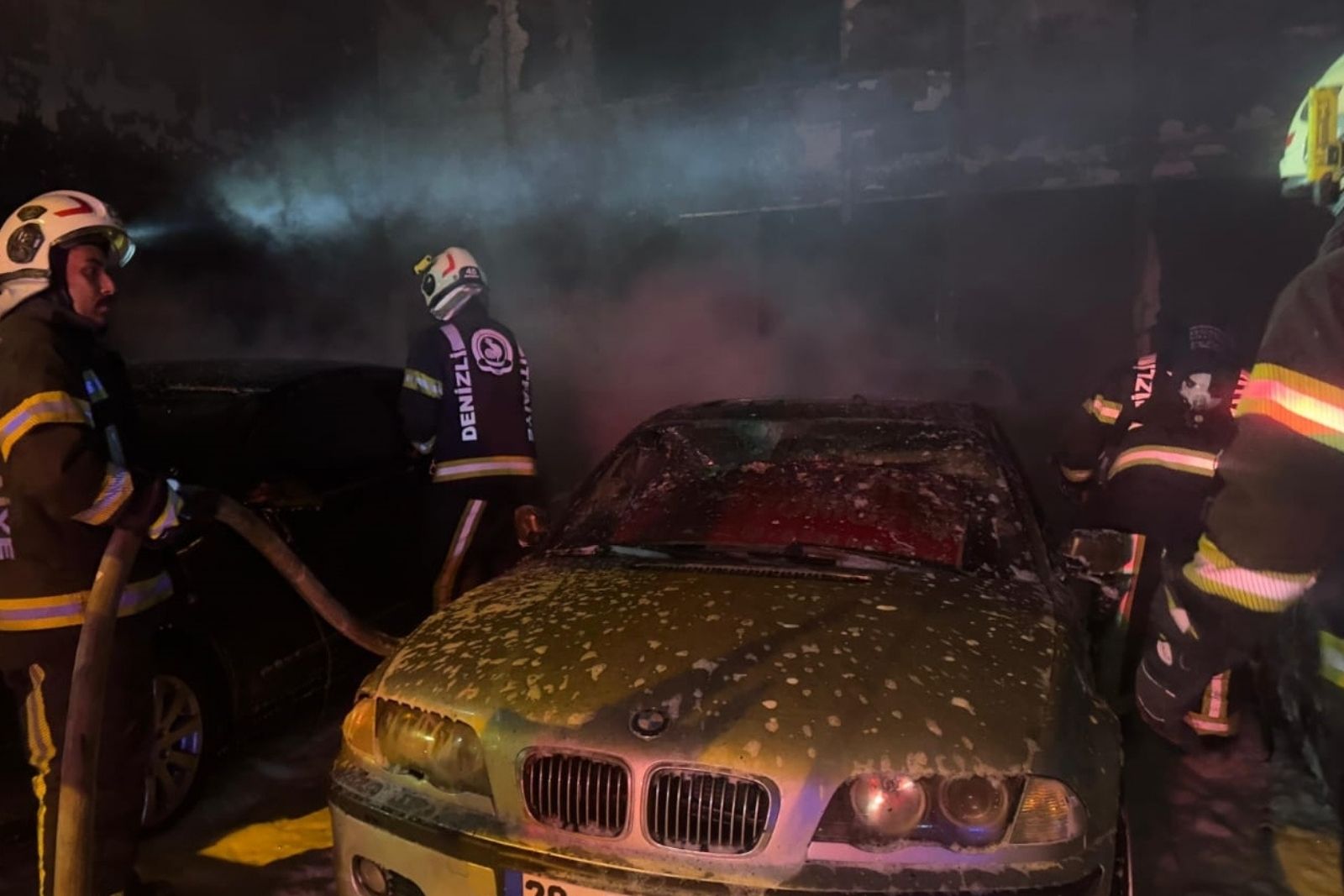 denizlide oto galeride 5 luks otomobil yanarak zarar gordu JrGyJpWB.jpg