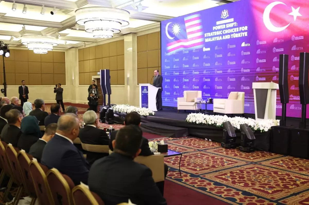 Malezya Başbakanı Enver İbrahim Ankara’da konferansa katıldı