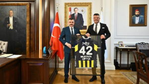 icislerinde-sultan-abdulhamid-donemi-yeni-bakan-mustafa-ciftci-makam-odasina-tablosunu-asti-yrGDWTks