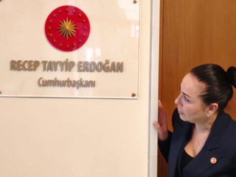 Kilicdaroglunu konuk eden esnafin makam kapisi pozu aQPBTlcq
