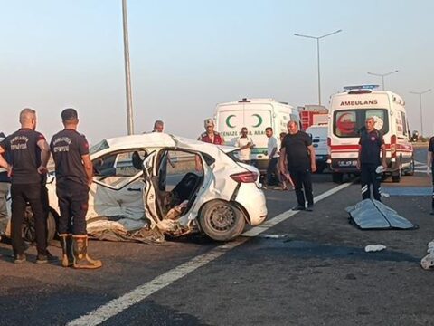 Otomobil ile minibus carpisti 2 kisi oldu 8 kisi yaralandi 7h1e7R6g