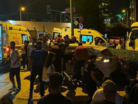 Umraniyede hafriyat kamyonu ile otomobil carpisti 1i agir 4 yarali cdTYHQhU